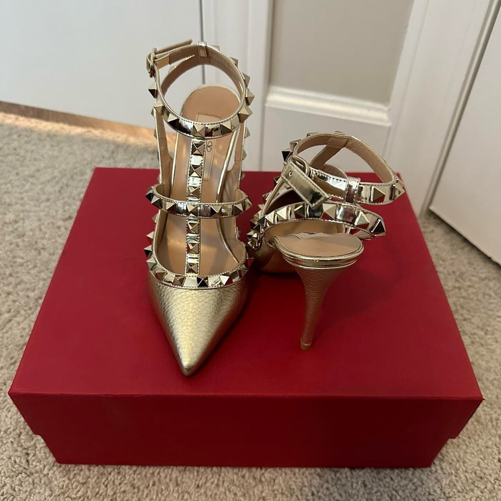 Valentino rockstudd heels in gold